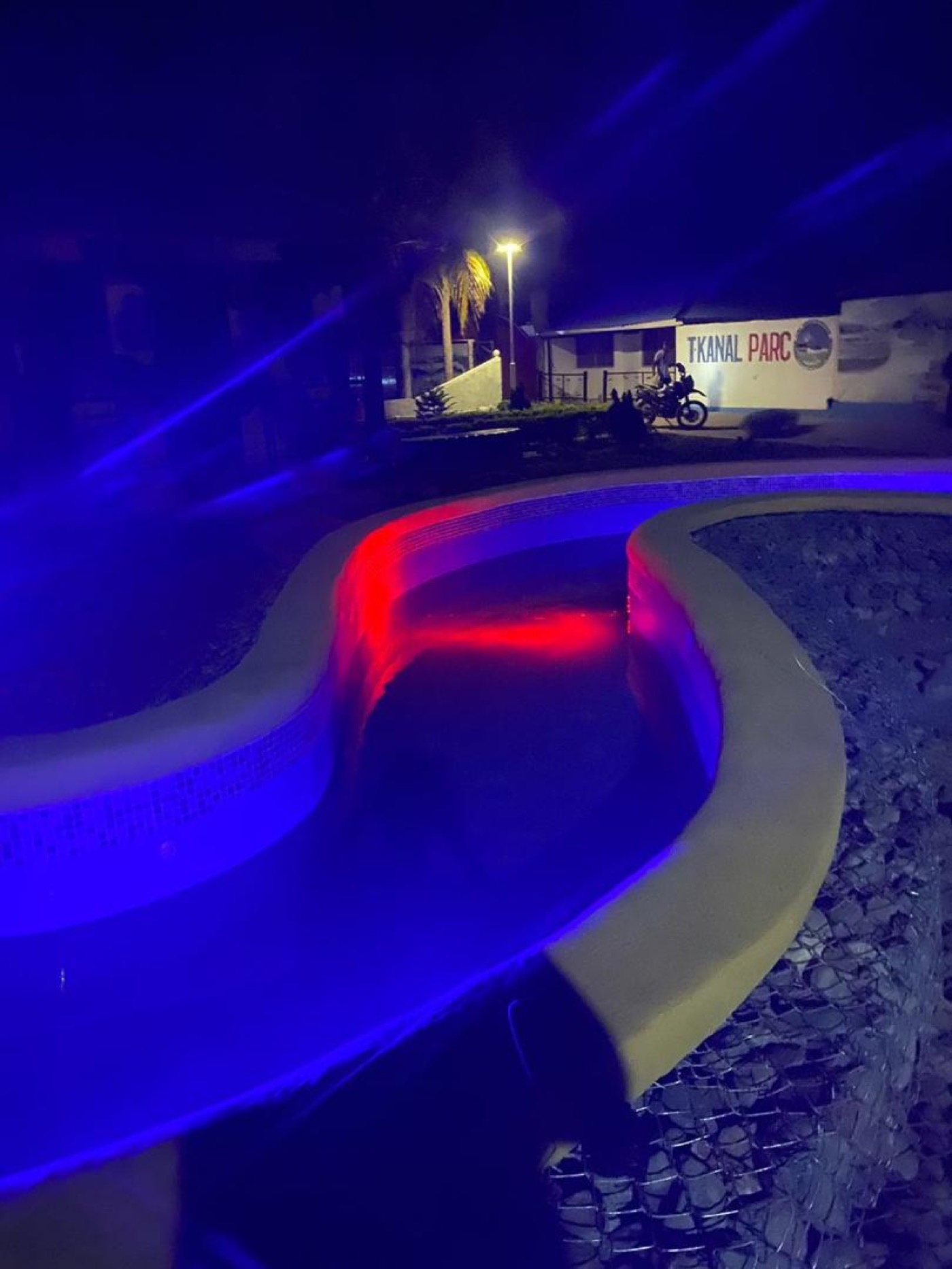 Canal éclairé en rouge et bleu