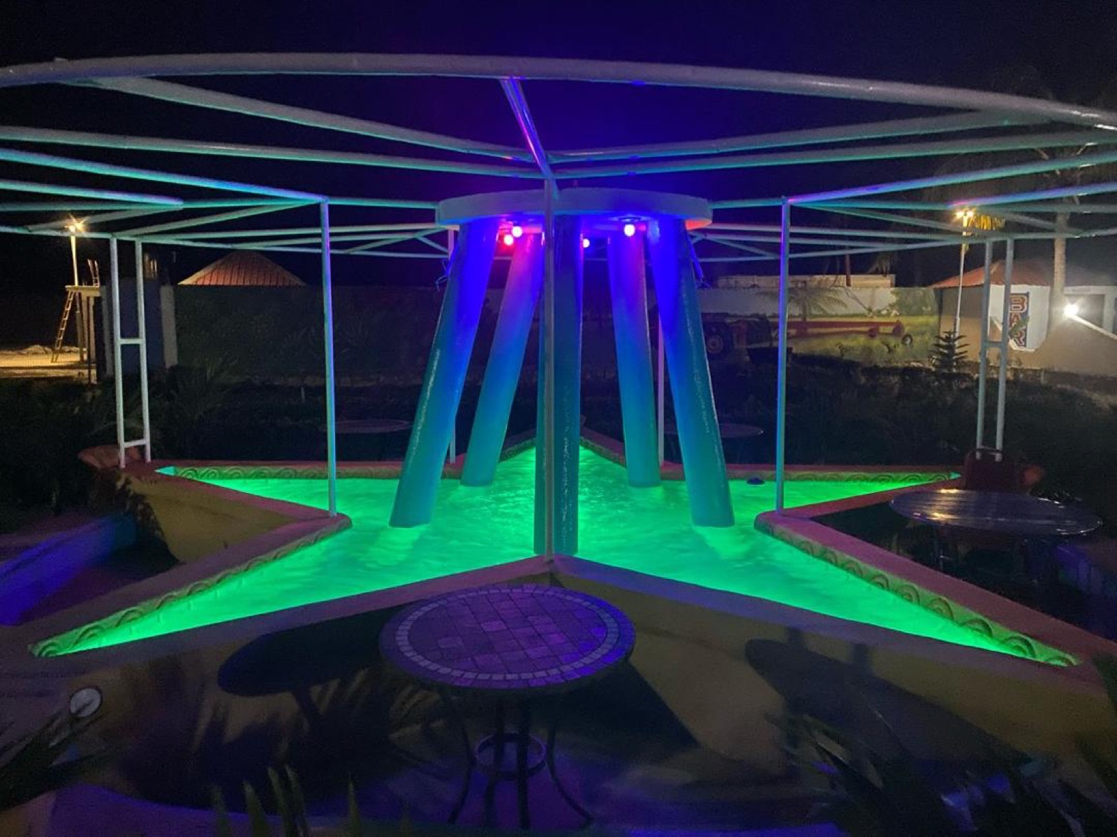 Piscine en Étoile Éclairée la Nuit